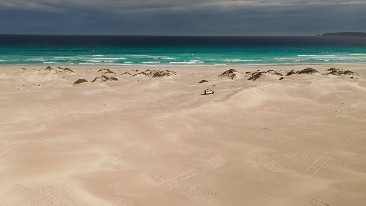 뇌우 전에 바다를 향한 고립 된 4wd 지프