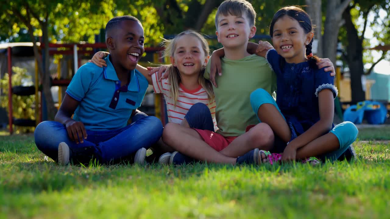 놀이터에서 재미를 느끼는 아이들 4k