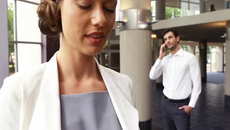 ejecutivos de negocios que usan teléfonos móviles