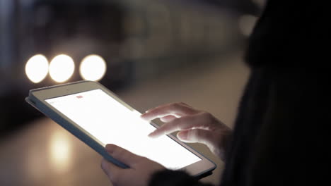 Frau-Benutzt-Touchpad-In-Der-U-Bahn