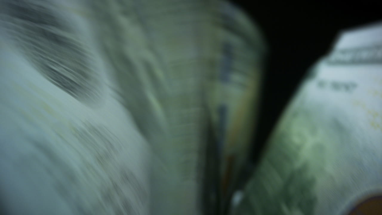 카운터 기계에 있는 미국 달러 지폐. 돈을 계산하는 자동 장비