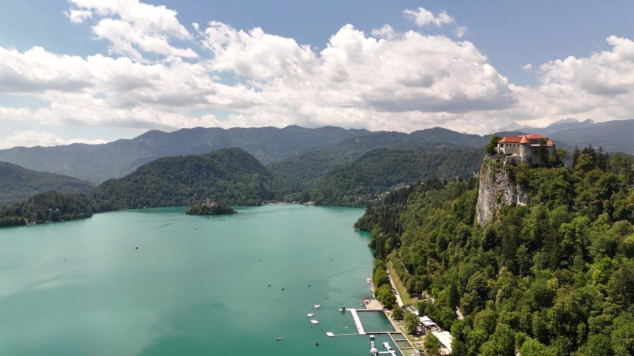 Vista aerea del Lago di Bled con l'Isola di Bled e il Castello di Bled, Slovenia