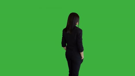 jóvenes atractivas mujeres morenas de pie aisladas contra el fondo de la pantalla verde. retrato de una hermosa mujer profesional en traje