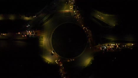 tráfico nocturno moviéndose en perfecto orden en la rotonda