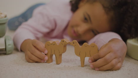 niña con animales de juguete