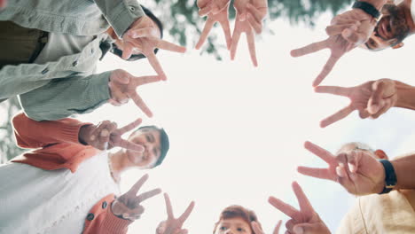 Manos,-Dedos-De-Estrella-Y-Una-Familia-Desde-Abajo