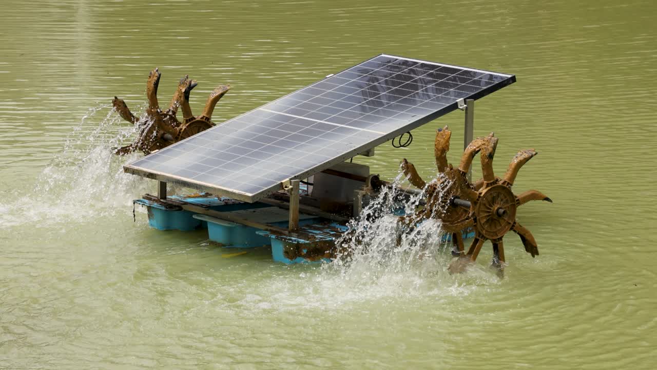 태양광으로 작동하는 물 에어레이터가 연못에서 작동하여 지속 가능한 기술과 환경 혁신을 보여줍니다.