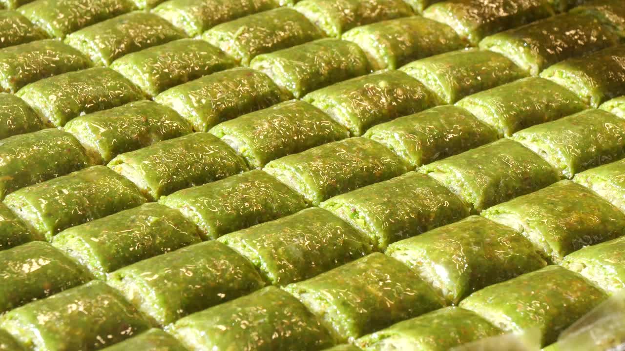 Pistaasibaklava-leivonnaisten rivejä