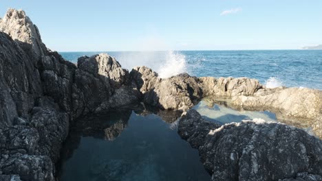 Enorme-Salpicadura-De-Océano-Cae-Sobre-Alta-Roca-Irregular-En-Piscina-Natural