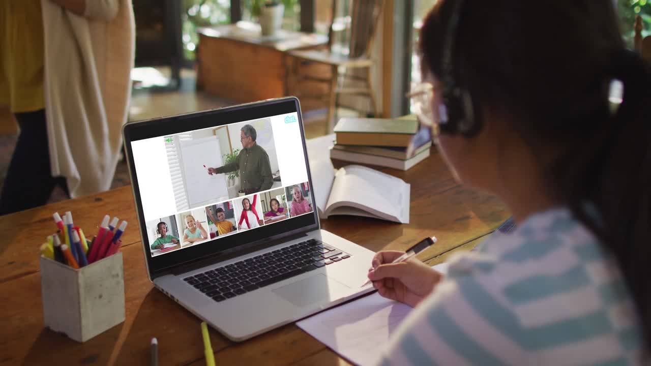 estudiante que usa una computadora portátil para una lección en línea en casa, con un maestro y una clase diversos en la pantalla