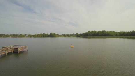 Kayak-Solitario-Se-Aventura-En-El-Lago-Prístino