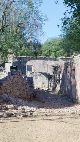callejón del pueblo en ruinas