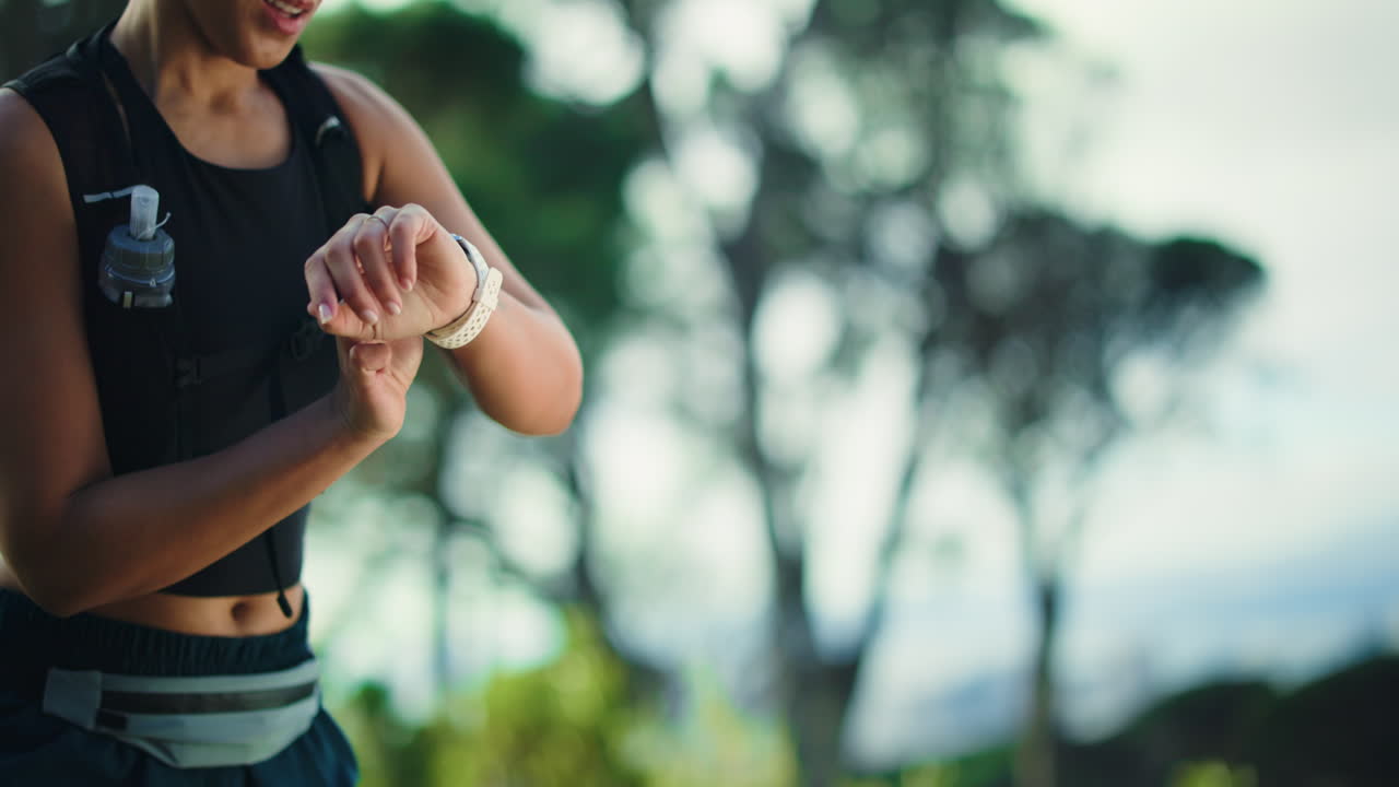 Donna che corre sul sentiero