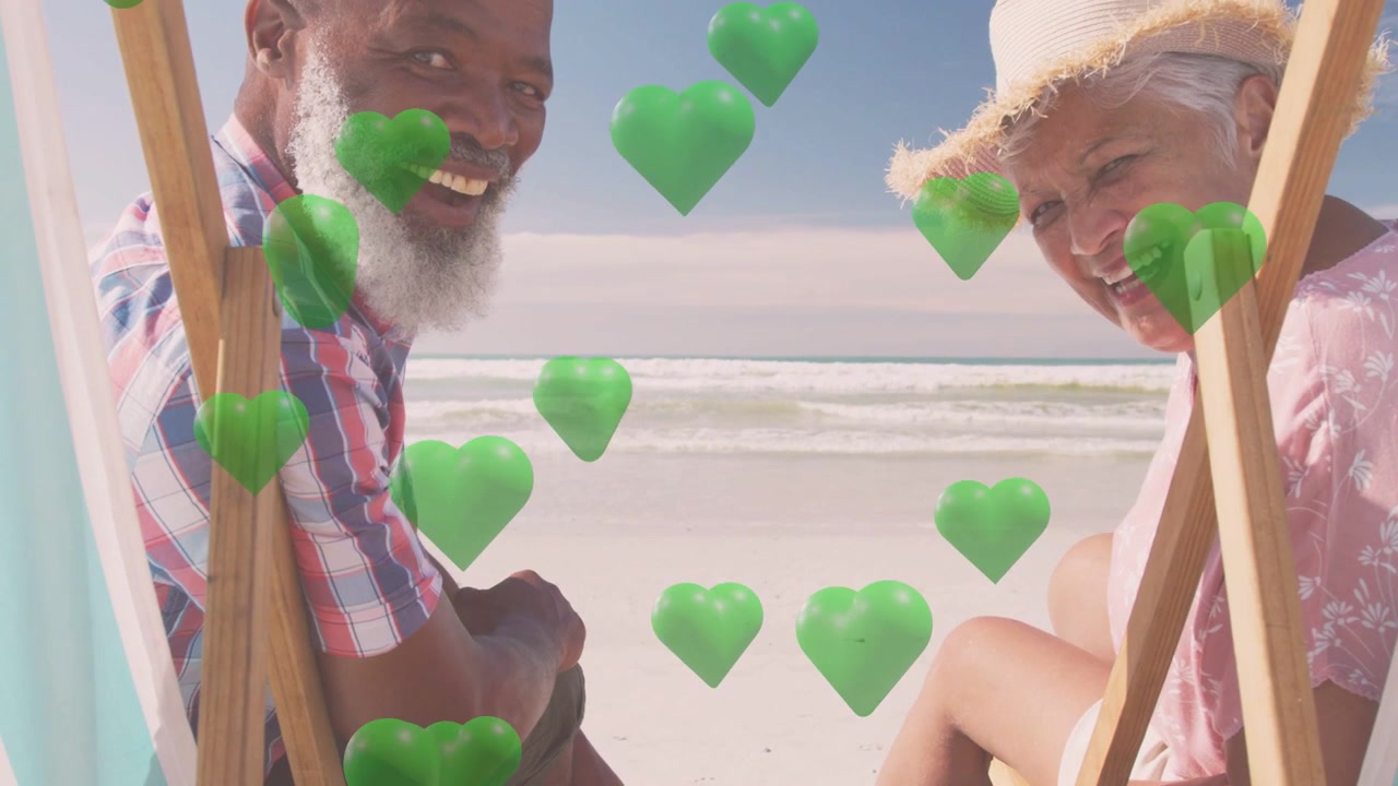Cuori verdi che appaiono sui volti, coppia che si gira verso la fotocamera, sorridendo per il marketing turistico