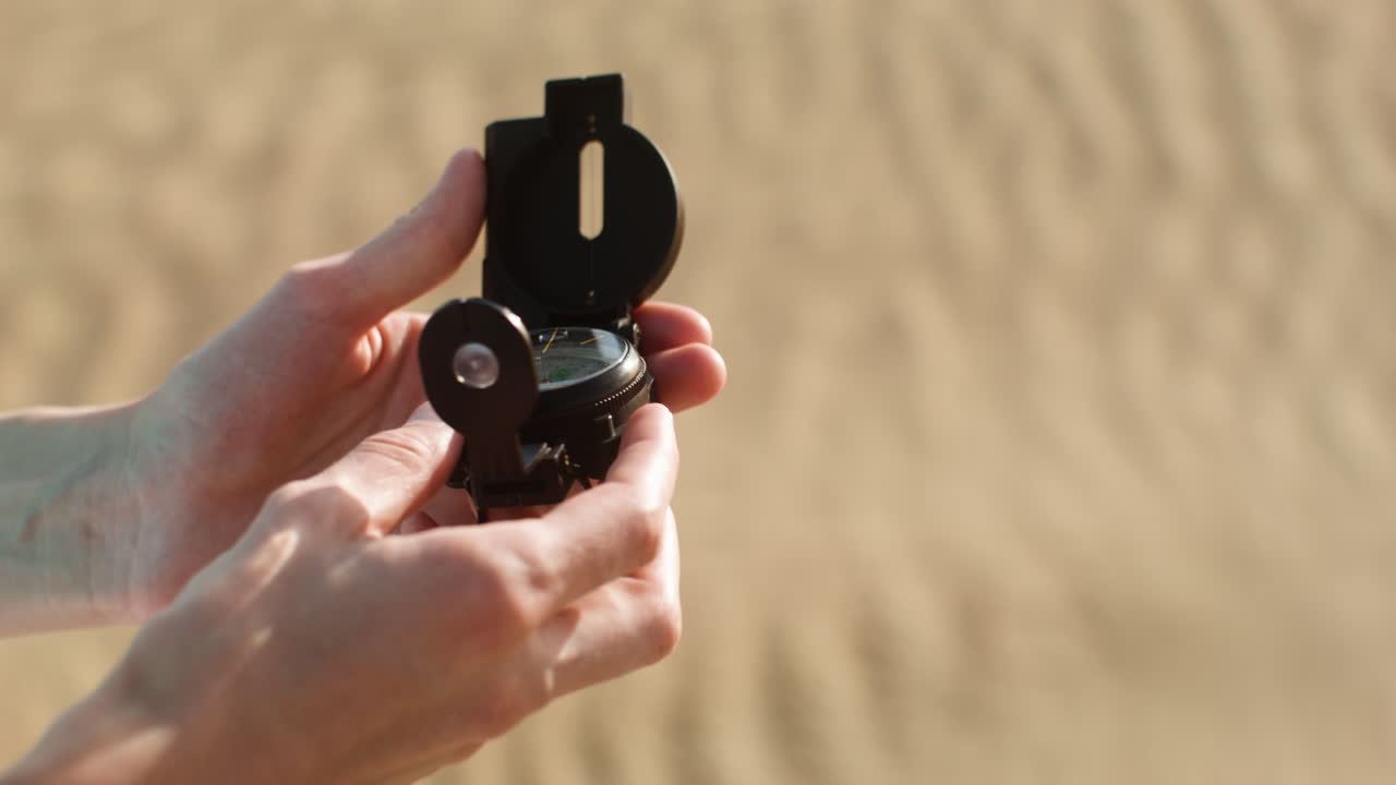 손에 들고 있는 나침반