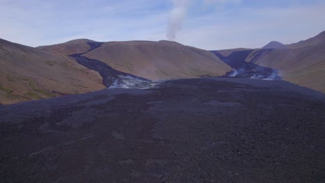 vapor que sale de las fisuras de la erupción del volcán geldingadalir en la península de reykjanes, islandia