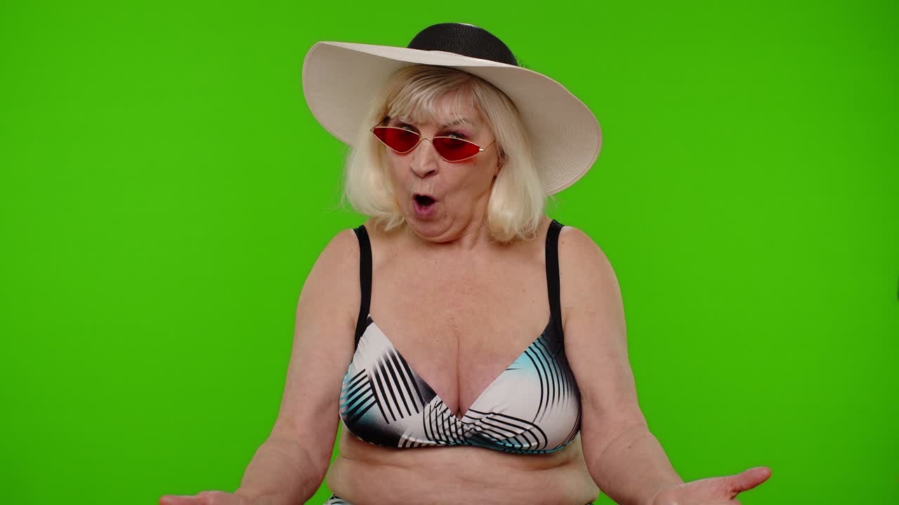 sorprendido vieja mujer madura turista levantando las manos, hacer pregunta qué, razón de la falla en la llave de croma