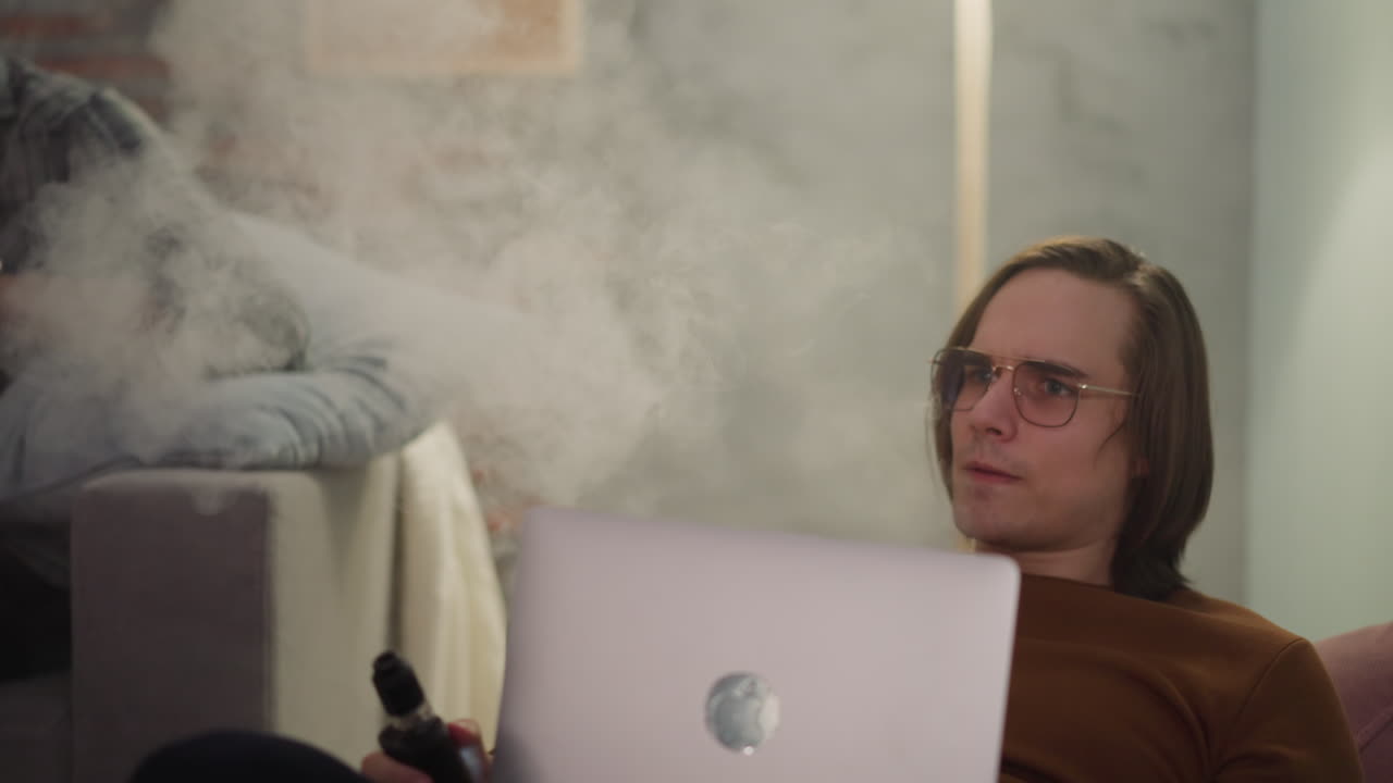 hipster pensativo y chicos negros miran un juego de hockey en la televisión