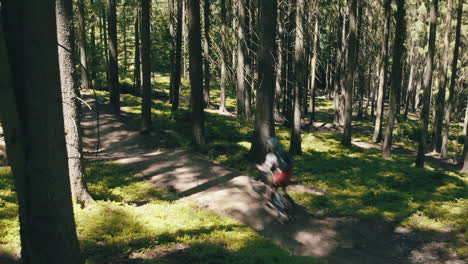 Un-Grupo-De-Tres-Hombres-Montando-Bicicletas-De-Montaña-Rápidamente-Por-El-Sendero---Toma-De-Cámara-Cinematográfica-En-Movimiento