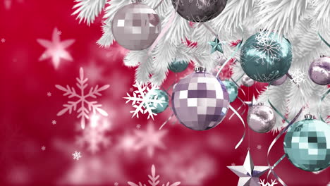 animación de las decoraciones del árbol de navidad sobre la nieve que cae sobre un fondo rojo