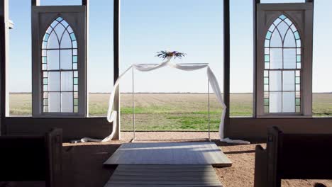 drone disparado pasando por la capilla de bodas al aire libre 4k
