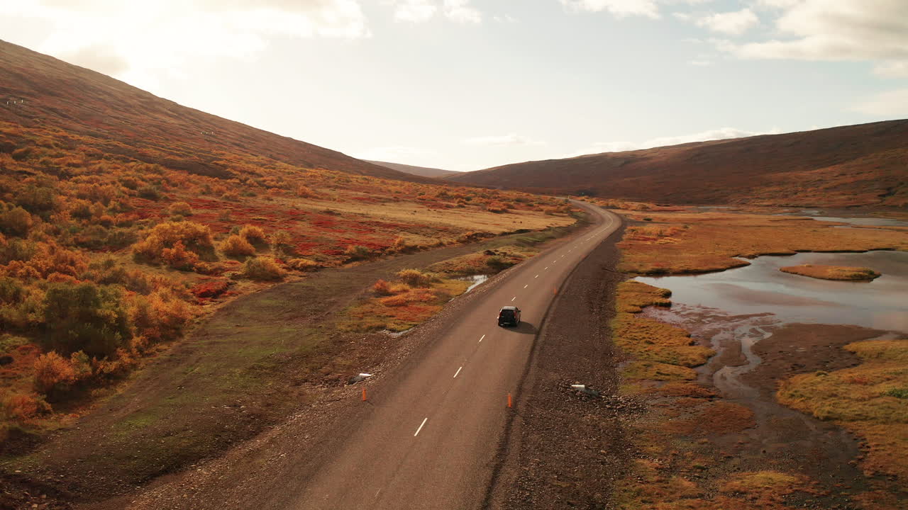 동쪽 아이슬란드의 가을 붉은 풍경을 통해 도로 여행 - 공중