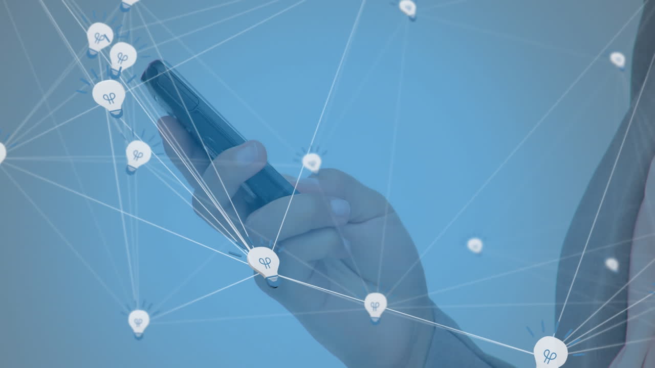 video compuesto digital de una red de iconos de bombillas contra una persona que utiliza un teléfono inteligente