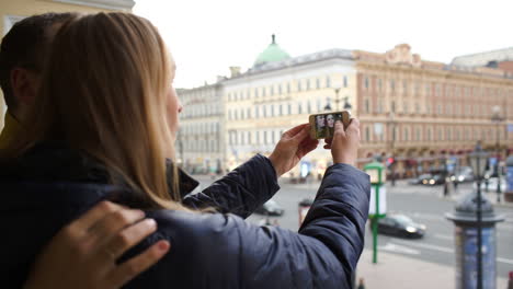 Pareja-Amorosa-Divirtiéndose-Haciendo-Fotos-De-Ellos-Mismos-Con-El-Teléfono-Celular