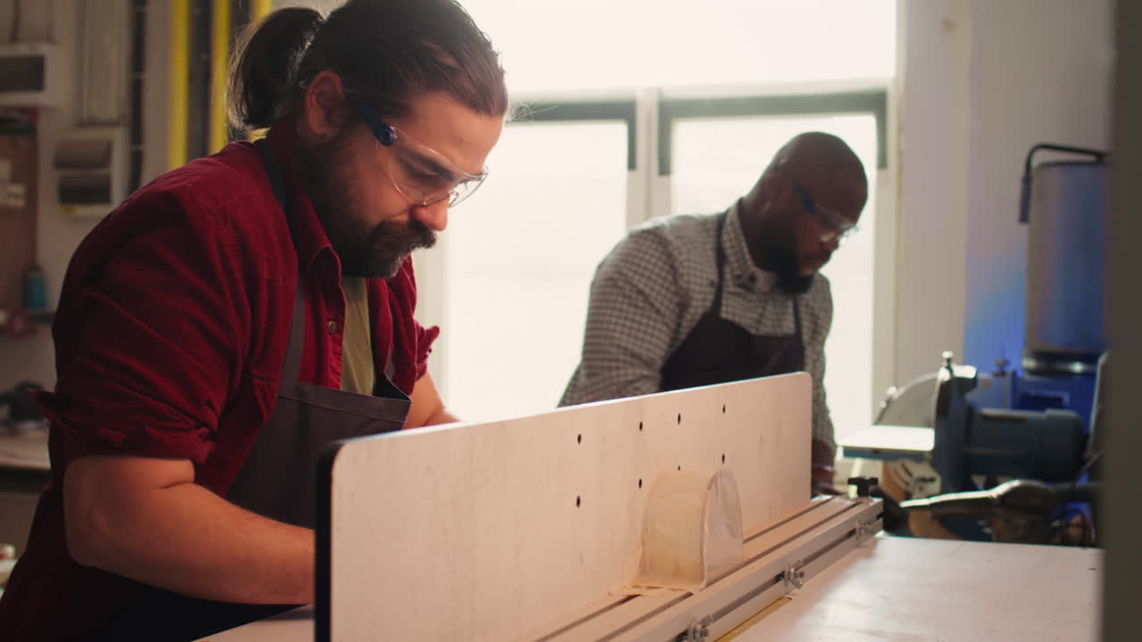 maquinista con equipo de protección que inserta la tabla en el moldeador de huso