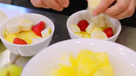 tazones con mezcla de frutas como plátanos, fresas y piña