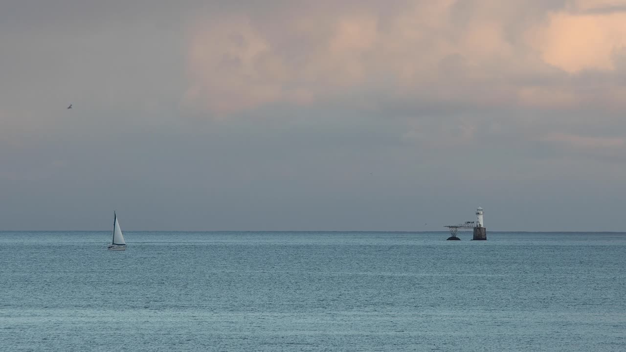 베이의 등대와 요트