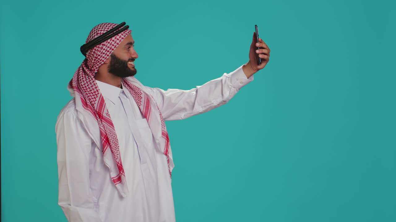 hombre árabe toma fotos con su teléfono inteligente