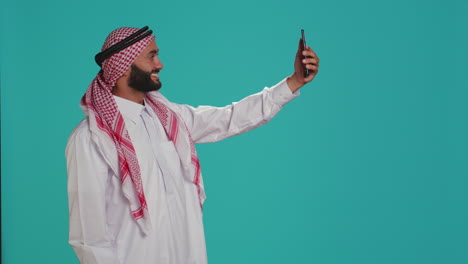 Arab-man-takes-pictures-with-smartphone