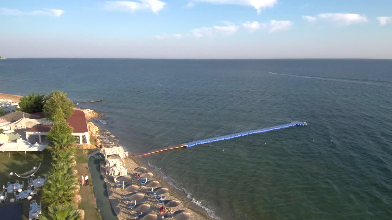 воздушный снимок небольшого пляжа в великолепном море в греции