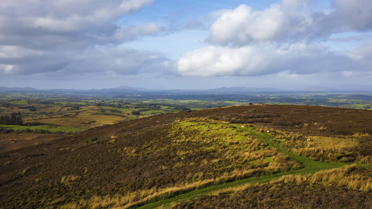 timelapse de tierras de cultivo de naturaleza rural con colinas en la distancia durante el día soleado con nubes en el cielo visto desde carrowkeel en el condado de sligo en irlanda