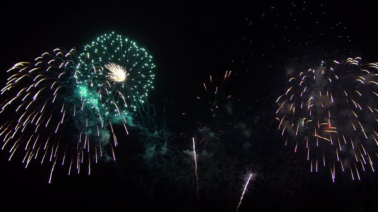 다채로운 불꽃놀이 밤 배경