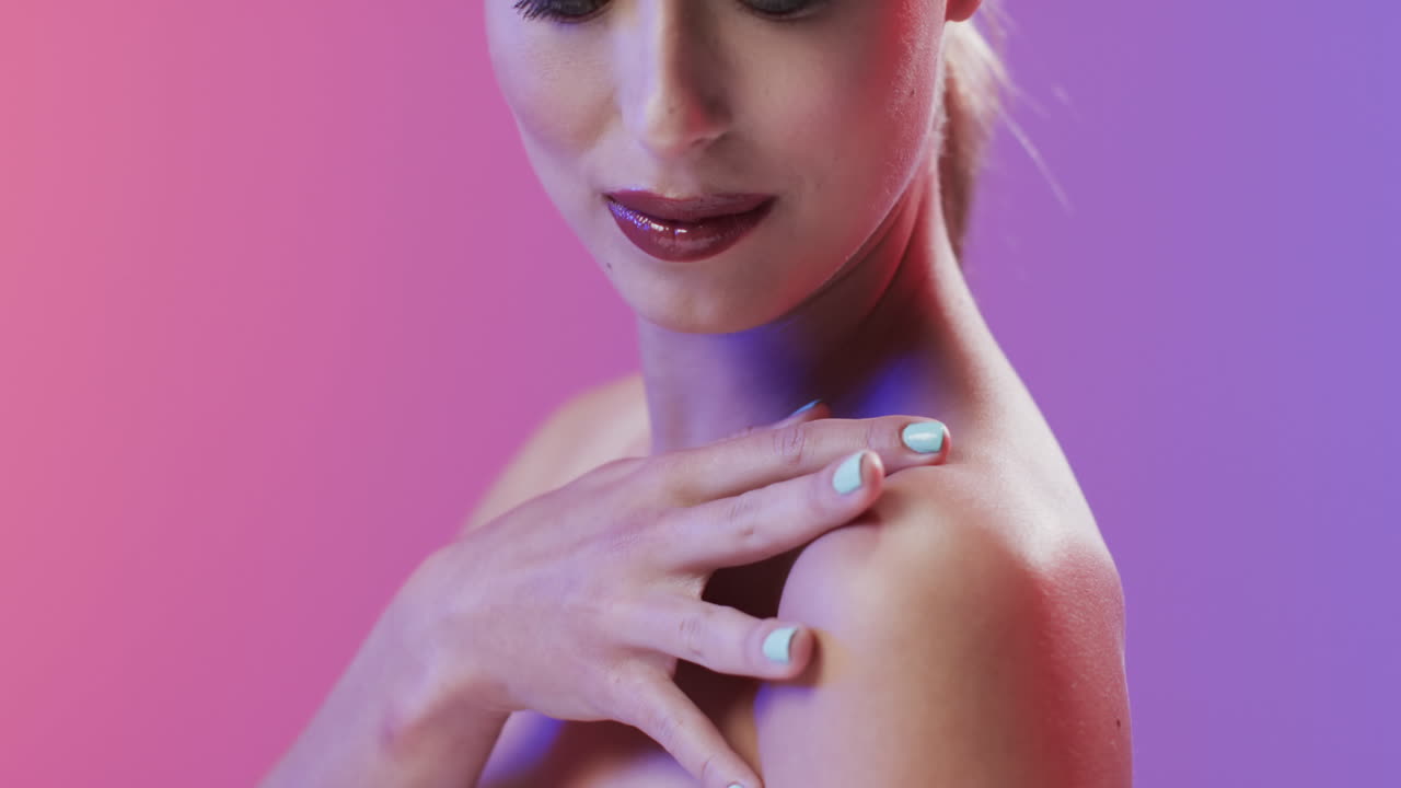 Donna caucasica con capelli biondi e make-up che si tocca la spalla, spazio per il testo, rallentatore.