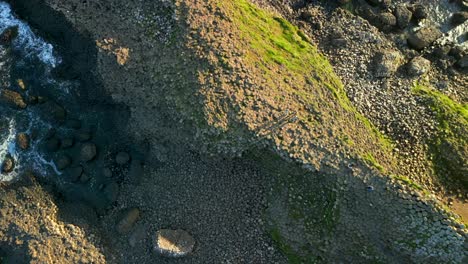 Toma-Aérea-De-Las-Piedras-De-Basalto-En-La-Calzada-Del-Gigante,-Condado-De-Antrim-En-Irlanda-Del-Norte-Al-Amanecer.