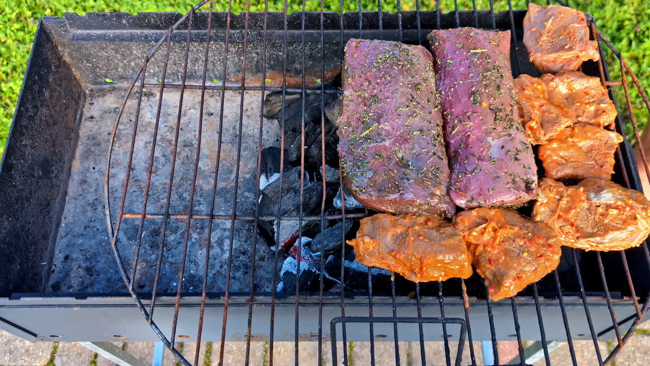 맛있는 고기를 바베 그릴에 놓는 것