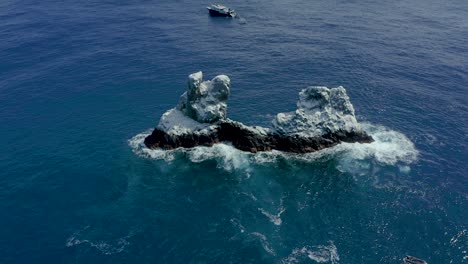 el retroceso aéreo revela el islote de roca parte en las islas revillagigedo, méxico.