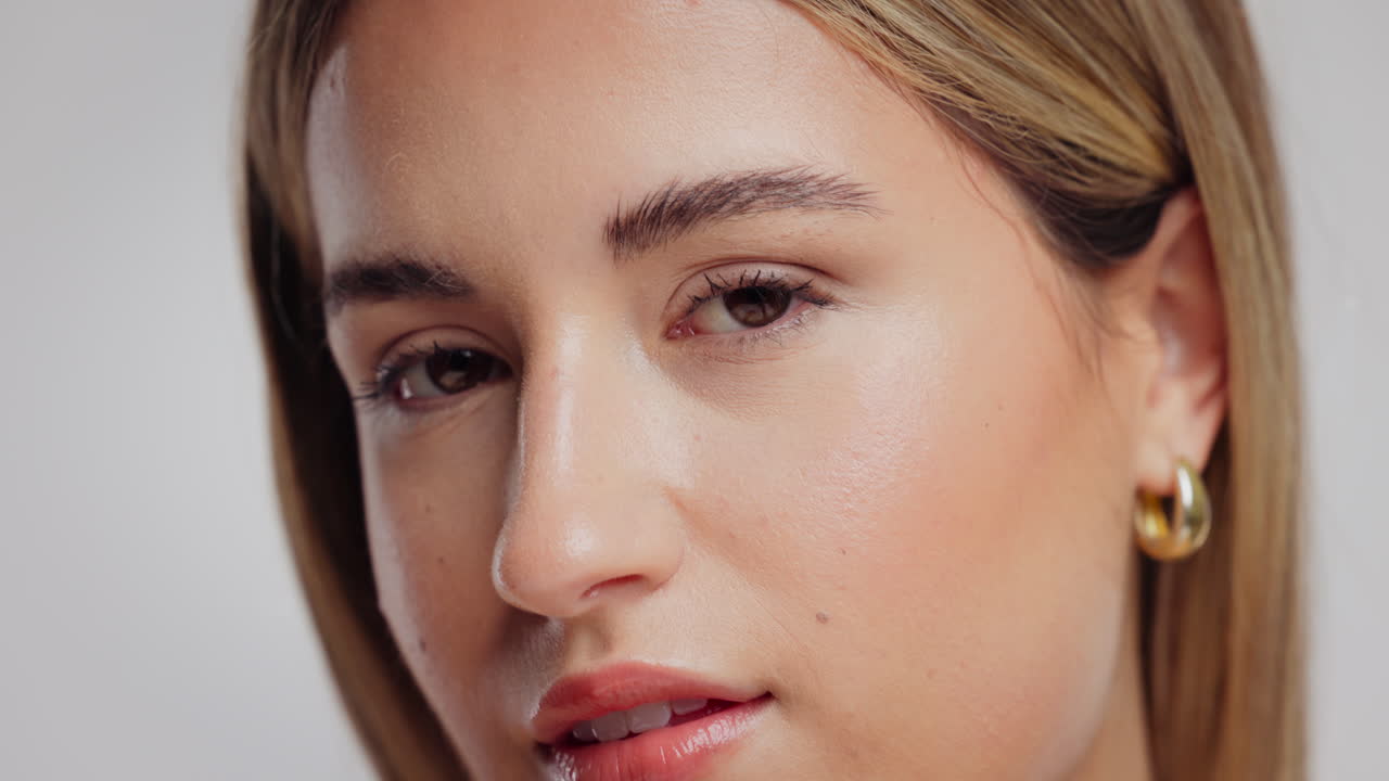 mujer aplicando suero a la cara