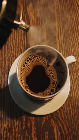 sirviendo cafe