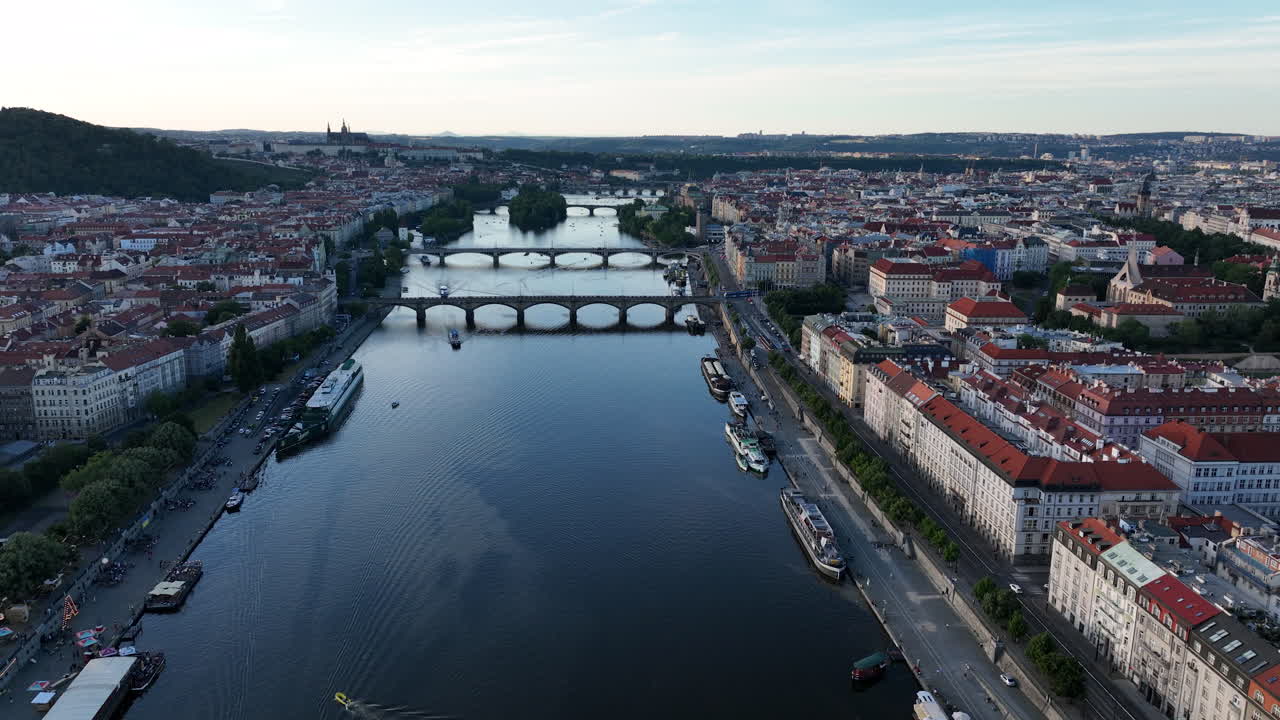 Vista aerea di Praga con drone, mentre si vola sul fiume Moldava verso il Castello di Praga
