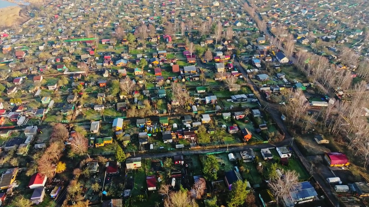Drone terbang di atas Daugavgriva, menampilkan jalan-jalan perumahan dan rumah-rumah di seluruh Riga