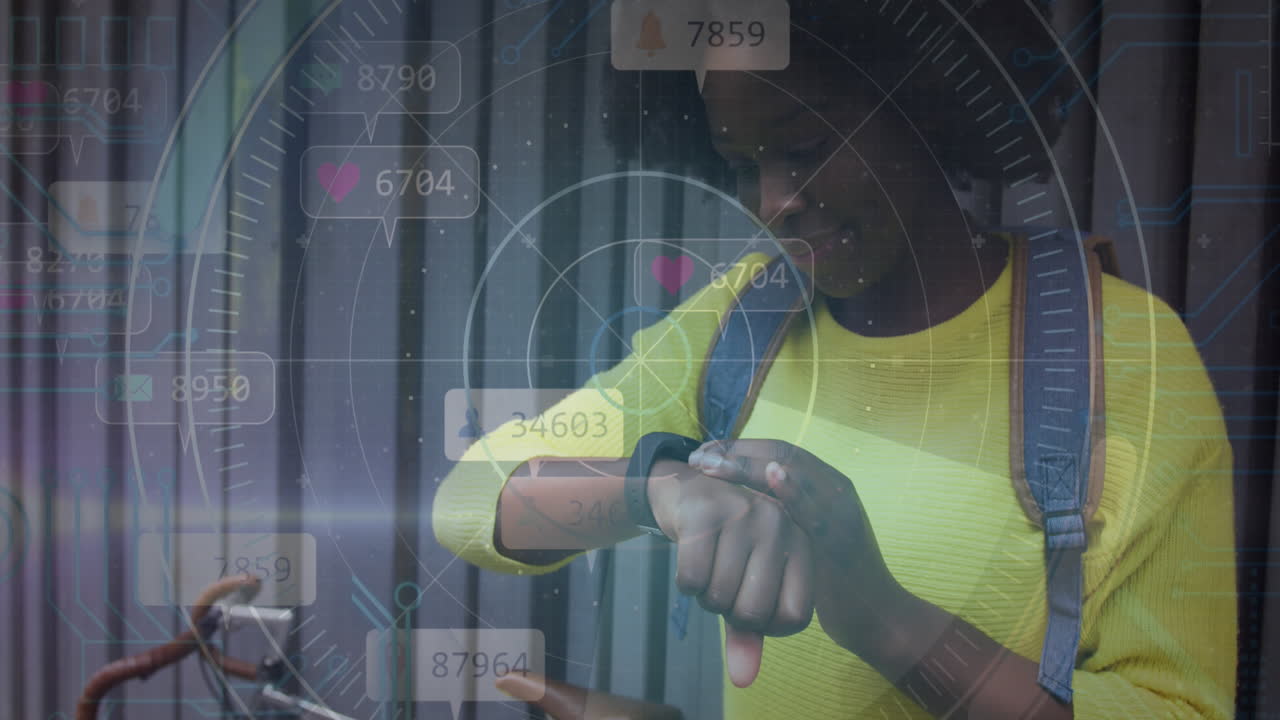 animación de notificaciones de las redes sociales sobre una feliz mujer afroamericana que usa un reloj inteligente en la calle