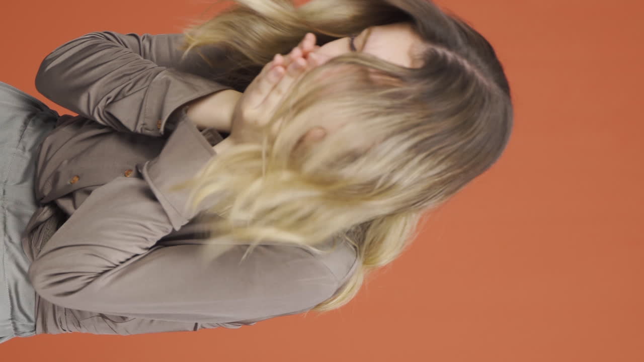 질병에 걸린 젊은 여성이 기침하는 수직 비디오.