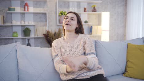 Mujer-Joven-Feliz-Y-Alegre-Mirando-La-Cámara-Haciendo-Gestos-Simpáticos-Y-Divertidos.