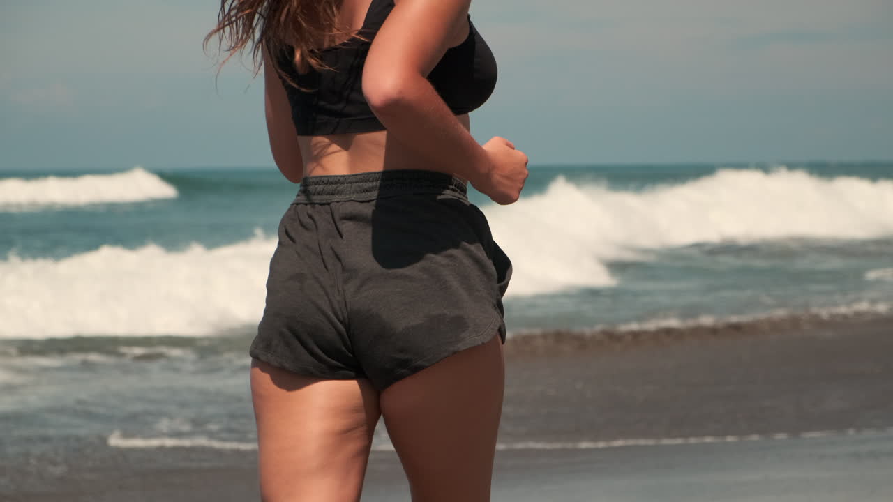 mujer corriendo en la playa