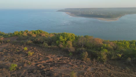 Hapora-Fort-Und-Strand-Aus-Der-Vogelperspektive,-Nahaufnahme-Mit-Weitem-Blick-In-Goa,-Indien