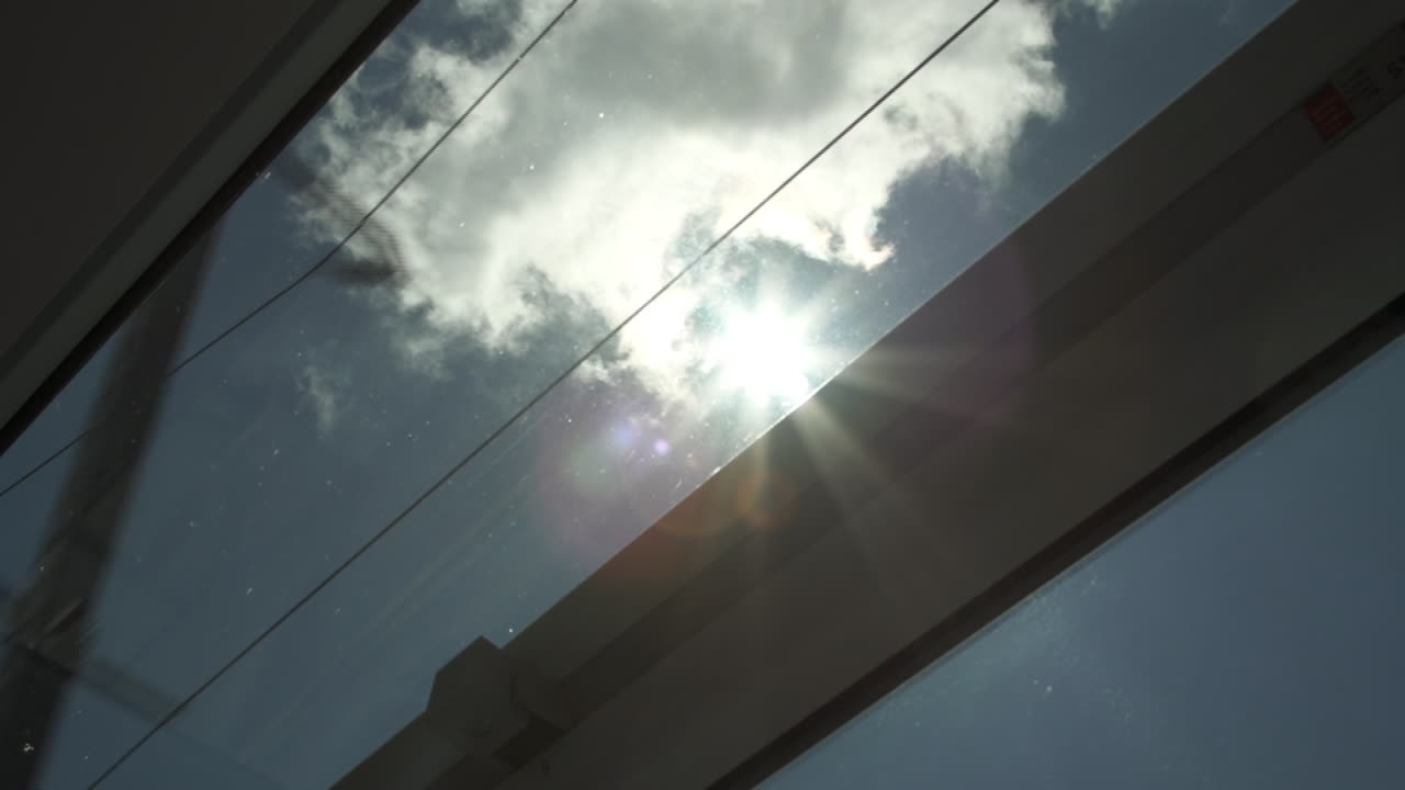 기차에서 창밖을 내다보며